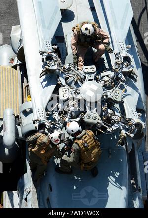 Les marins effectuent une vérification pré-vol sur un hélicoptère MH-60R Sea Hawk. Banque D'Images