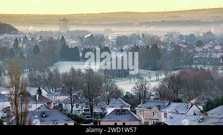 Glasgow, Écosse, Royaume-Uni. 18 janvier 2024. Météo britannique : nuit glaciale avec un ciel dégagé a vu un départ froid à la da sur l'extrémité ouest et le parcours de golf de knightswood. Crédit Gerard Ferry/Alamy Live News Banque D'Images