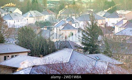 Glasgow, Écosse, Royaume-Uni. 18 janvier 2024. UK Météo : nuit glaciale avec un ciel clair a vu un départ froid à la da au-dessus de la banlieue ouest de Knightswood. Crédit Gerard Ferry/Alamy Live News Banque D'Images