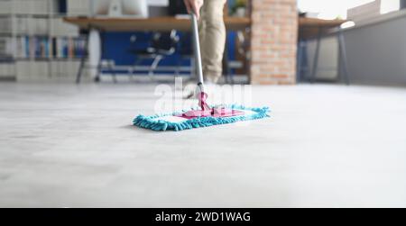 Personne essuyant le sol avec une mop moelleuse, travail domestique, nettoyage de femme de ménage à la maison Banque D'Images