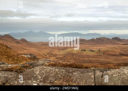 Regardant vers Achnaha, un village isolé dans la péninsule Ardnamurchan avec les îles de Rum et Eigg en arrière-plan. Banque D'Images