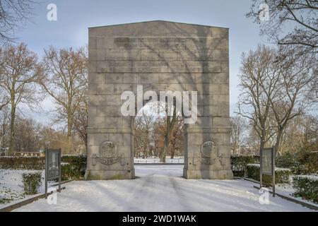 Ausgang Ost, Portal, Sowjetisches Ehrenmal, hiver, Treptower Park, Treptow, Treptow-Köpenick, Berlin, Deutschland Ausgang Ost, Portal, Sowjetisches Ehrenmal, hiver, Treptower Park, Treptow, Treptow-Köpenick, Berlin, Deutschland *** sortie est, Portail, Mémorial soviétique, hiver, Treptower Park, Treptow, Treptow Köpenick, Berlin, Allemagne Exit East, Portal, mémorial soviétique, hiver, Treptower Park, Treptow, Treptow Köpenick, Berlin, Allemagne Banque D'Images