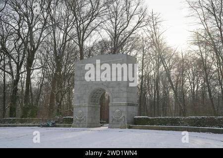 Ausgang Ost, Portal, Sowjetisches Ehrenmal, hiver, Treptower Park, Treptow, Treptow-Köpenick, Berlin, Deutschland Ausgang Ost, Portal, Sowjetisches Ehrenmal, hiver, Treptower Park, Treptow, Treptow-Köpenick, Berlin, Deutschland *** sortie est, Portail, Mémorial soviétique, hiver, Treptower Park, Treptow, Treptow Köpenick, Berlin, Allemagne Exit East, Portal, mémorial soviétique, hiver, Treptower Park, Treptow, Treptow Köpenick, Berlin, Allemagne Banque D'Images