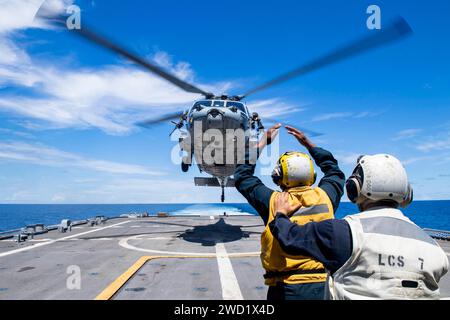 Un hélicoptère MH-60R Sea Hawk décolle du pont d'envol de l'USS Detroid. Banque D'Images