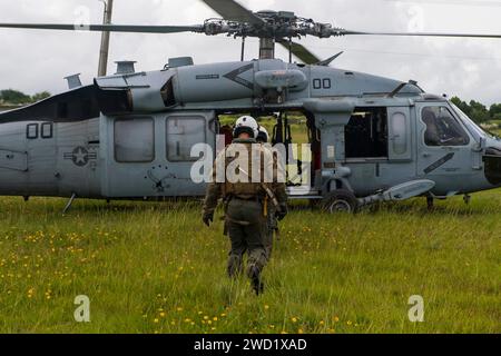 Aviateur naval embarquant à bord d'un hélicoptère MH-60S Knighthawk. Banque D'Images
