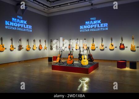 Londres, Royaume-Uni. 18 janvier 2024. . 120 guitares couvrant 50 ans de la collection personnelle de la légende de la musique Mark Knopfler de dire Straits avant la vente aux enchères de Londres chez Christie's le 31 janvier. 25% des recettes seront reversées à la Croix-Rouge britannique, Tusk et Brave Hearts du Nord-est. Crédit : amer ghazzal/Alamy Live News Banque D'Images