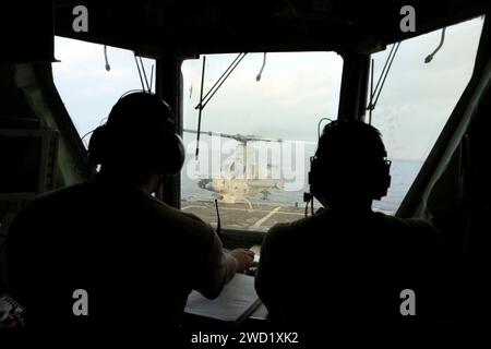 Officiers de contrôle d'hélicoptère à bord du navire de combat littoral USS Freedom. Banque D'Images