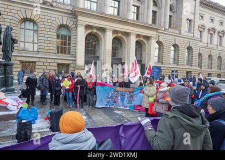 Berlin, Allemagne. 18 janvier 2024. Des employés de l’Hôpital juif de Berlin (JKB) participent à une manifestation devant la Chambre des représentants. Depuis la semaine dernière, les employés de JKB sont en grève illimitée pour obtenir plus de personnel. Crédit : Jörg Carstensen/dpa/Alamy Live News Banque D'Images