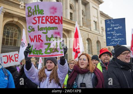 Berlin, Allemagne. 18 janvier 2024. Des employés de l'hôpital juif de Berlin (JKB) prennent part à une manifestation devant la Chambre des représentants, tenant une pancarte indiquant "s'il vous plaît mourir lentement, nous n'avons pas le temps". Depuis la semaine dernière, les employés de JKB sont en grève illimitée pour obtenir plus de personnel. Crédit : Jörg Carstensen/dpa/Alamy Live News Banque D'Images