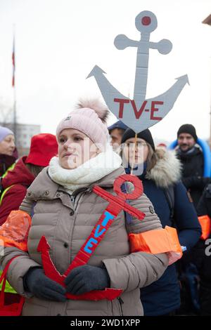 Berlin, Allemagne. 18 janvier 2024. Des employés de l'Hôpital juif de Berlin (JKB) prennent part à une manifestation devant la Chambre des représentants, tenant des ancres auto-fabriquées avec l'inscription 'TV-E'. L'abréviation signifie la convention collective pour la réduction de la charge de travail dans le secteur des soins. Depuis la semaine dernière, les employés de JKB sont en grève illimitée pour obtenir plus de personnel. Crédit : Jörg Carstensen/dpa/Alamy Live News Banque D'Images