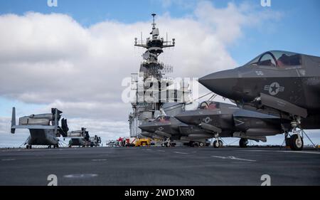 Quatre F-35B Lightning IIS et MV-22 Ospreys sont enchaînés au pont d'envol à bord de l'USS Makin Island. Banque D'Images