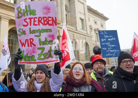 Berlin, Allemagne. 18 janvier 2024. Des employés de l'hôpital juif de Berlin (JKB) prennent part à une manifestation devant la Chambre des représentants, tenant une pancarte indiquant "s'il vous plaît mourir lentement, nous n'avons pas le temps". Depuis la semaine dernière, les employés de JKB sont en grève illimitée pour obtenir plus de personnel. Crédit : Jörg Carstensen/dpa/Alamy Live News Banque D'Images