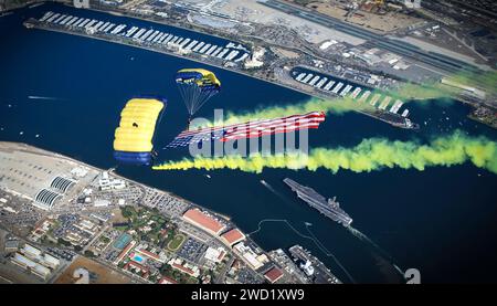 L'équipe de parachutistes de l'US Navy, les Leap Frogs, effectue un saut de démonstration au-dessus de Coronado, en Californie. Banque D'Images