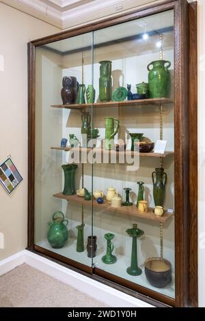 Musée de l'intérieur de Farnham avec des expositions sur l'histoire locale, une attraction touristique à Farnham, Surrey, Angleterre, Royaume-Uni. Poterie Farnham dans une vitrine. Banque D'Images