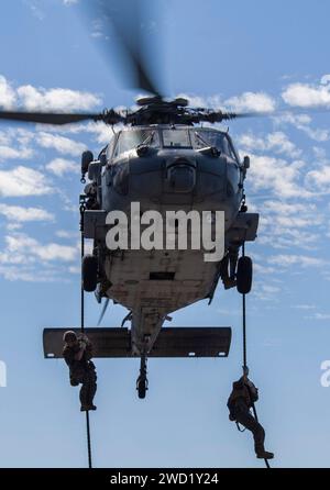 Corde rapide des Marines d'un hélicoptère MH-60S Sea Hawk de l'US Navy. Banque D'Images