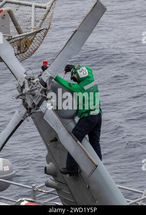 Aviation Machinin's Mate effectue la maintenance d'un hélicoptère MH-60S Sea Hawk. Banque D'Images