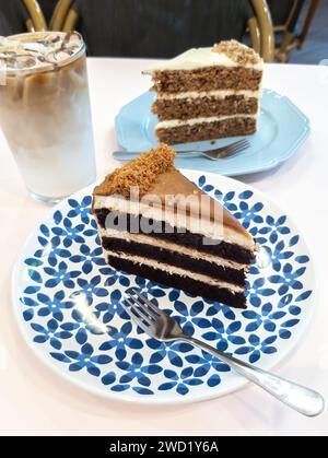 Velours rouge et gâteaux aux carottes sur la table avec latte glacé pour l'heure du thé. Banque D'Images