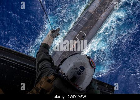 L'US Marine fait descendre une charge utile d'un MV-22B Osprey au sous-marin à missiles balistiques USS Henry M. Jackson. Banque D'Images