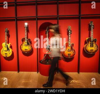 Londres, Royaume-Uni. 18 janvier 2024. Guitares de la collection personnelle de la légende de la musique Mark Knopfler, le célèbre auteur-compositeur-interprète, héros de la guitare et chanteur du groupe britannique emblématique, dire Straits, avec plus de 120 guitares et amplis. La collection couvre les 50 ans de carrière de Mark Knopfler. Vente aux enchères de Londres le 31 janvier 2024. Crédit : Paul Quezada-Neiman/Alamy Live News Banque D'Images