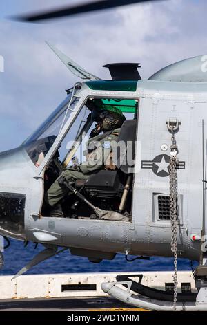 Un UH-1Y Venom se prépare pour le décollage d'un navire de la marine américaine. Banque D'Images