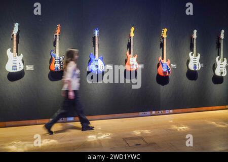 Londres, Royaume-Uni. 18 janvier 2024. . 120 guitares couvrant 50 ans de la collection personnelle de la légende de la musique Mark Knopfler de dire Straits avant la vente aux enchères de Londres chez Christie's le 31 janvier. 25% des recettes seront reversées à la Croix-Rouge britannique, Tusk et Brave Hearts du Nord-est. Crédit : amer ghazzal/Alamy Live News Banque D'Images