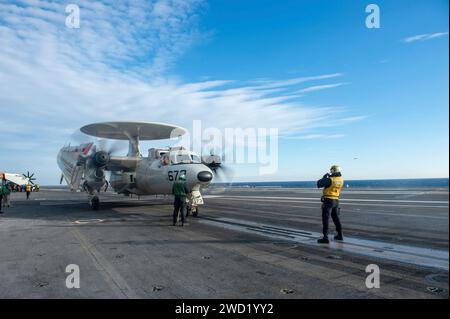 Un E-2C Hawkeye se prépare à décoller du pont d'envol de l'USS Dwight D. Eisenhower. Banque D'Images