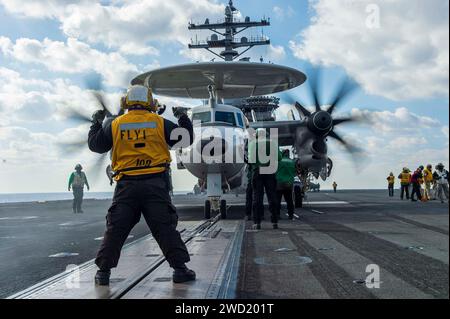 Un E-2D Hawkeye taxis sur le pont d'envol du porte-avions de classe Nimitz USS Dwight D. Eisenhower. Banque D'Images