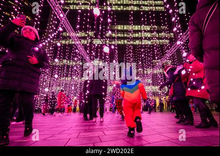 Londres, Royaume-Uni. 17 janvier 2024. Submergence de Squidsoup (Royaume-Uni), à Montgomery Square - le festival annuel Winter Lights de Canary Wharf revient pendant 10 jours à partir du 17 janvier après une fréquentation record l'an dernier. L’exposition immersive comprend 19 installations lumineuses. Crédit : Guy Bell/Alamy Live News Banque D'Images