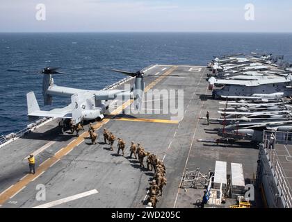 Les Marines américains embarquent à bord d'un avion tiltrotor Osprey à bord de l'île de l'USS Makin au large des côtes somaliennes. Banque D'Images