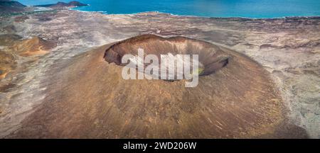 Vue aérienne du volcan Viana sur São Vicente, Cap-Vert, montrant le cratère distinct avec des textures de terre stratifiées sur un fond côtier Banque D'Images