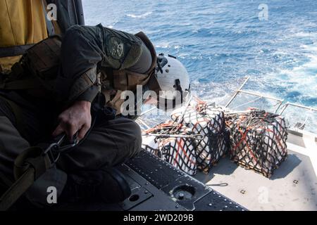 U.S. Naval Air Crewman participe à un réapprovisionnement vertical dans la mer de Sulu Banque D'Images