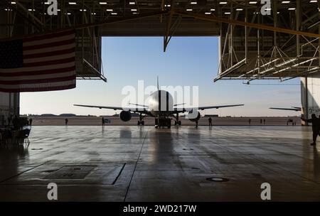 Des aviateurs américains remorquent un nouvel avion KC-46a Pegasus dans un hangar à la base aérienne de McConnell, au Kansas. Banque D'Images