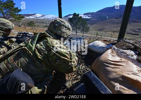 Les parachutistes de l'armée américaine attaquent les cibles lors d'un exercice de tir à blanc en Slovénie. Banque D'Images