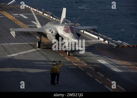 Un F-35B Lightning II du corps des Marines des États-Unis se prépare au lancement à bord de l'USS Wasp. Banque D'Images