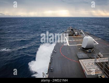 L'USS John S. McCain transite par la mer de Chine méridionale tout en menant des opérations de routine en cours Banque D'Images