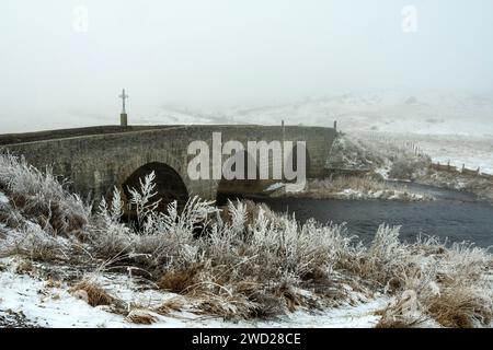 Plateau de l'Aubrac. Pont Marchastel sur la rivière Bès. Lozere. Occitanie. France Banque D'Images