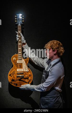 Londres, Royaume-Uni. 18 Jan 2024. Gibson incrusté à la poupée et sérigraphié les Paul/MANNEQUIN, avec un Teenage cancer Trust (tous les profits vont à l'organisme de bienfaisance) au logo du Royal Albert Hall et signé sur le corps, le pickguard et la poupée par Mark Knopfler, Eric Clapton, Jeff Beck, David Gilmour, Pete Townshend, Roger Daltrey, et beaucoup d'autres, est £20,000-40,000 - Un aperçu de la collection Mark Knopfler à Christies à Londres. Avec plus de 120 guitares et amplis, la collection couvre ses 50 ans de carrière. La vente a lieu le 31 janvier. Autres signataires - Hank Marvin, Slash, Ronnie Wood, Brian May Banque D'Images