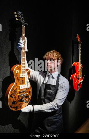 Londres, Royaume-Uni. 18 Jan 2024. Gibson incrusté à la poupée et sérigraphié les Paul/MANNEQUIN, avec un Teenage cancer Trust (tous les profits vont à l'organisme de bienfaisance) au logo du Royal Albert Hall et signé sur le corps, le pickguard et la poupée par Mark Knopfler, Eric Clapton, Jeff Beck, David Gilmour, Pete Townshend, Roger Daltrey, et beaucoup d'autres, est £20,000-40,000 - Un aperçu de la collection Mark Knopfler à Christies à Londres. Avec plus de 120 guitares et amplis, la collection couvre ses 50 ans de carrière. La vente a lieu le 31 janvier. Autres signataires - Hank Marvin, Slash, Ronnie Wood, Brian May Banque D'Images