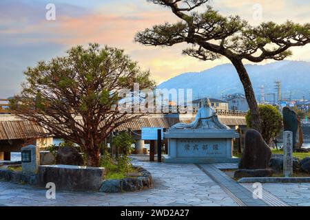 Kyoto, Japon - avril 1 2023 : statue de Murasaki Shikibu au bord de la rivière Uji, romancière, poète et dame d'honneur japonaise pendant la période Heian, meilleur kno Banque D'Images