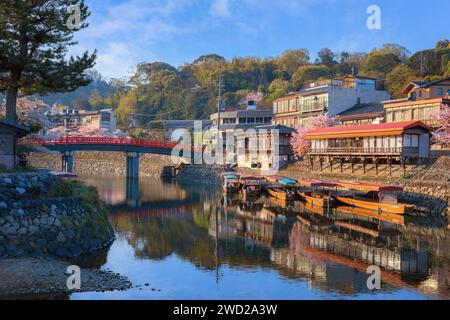 Kyoto, Japon - avril 1 2023 : Parc préfectoral Uji avec fleur de cerisier en pleine floraison est le symbole de la ville d'Uji avec de beaux paysages de la ville et pr Banque D'Images