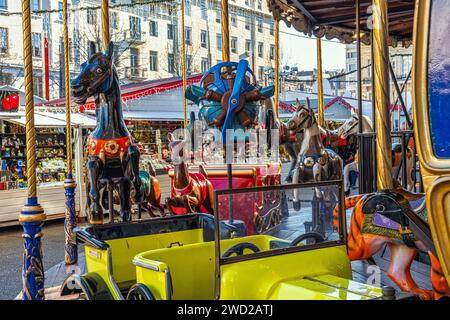 Sur la place de l'Hôtel de ville à Saint-Étienne, un carrousel restauré de 1900 accueille les touristes et les habitants de Saint-Étienne. France Banque D'Images