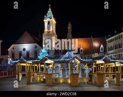 Décorations de vacances de la place principale (Hlavne namestie) à Bratislava. Slovaquie Banque D'Images