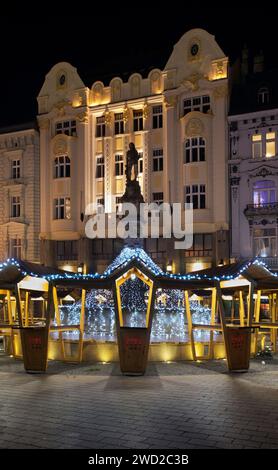 Décorations de vacances de la place principale (Hlavne namestie) à Bratislava. Slovaquie Banque D'Images