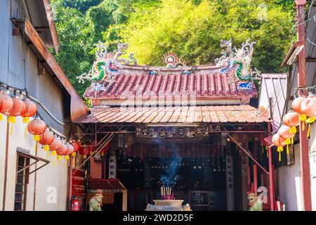 Georgetown, Malaisie - 18 décembre 2023 : le temple taoïste traduit comme une maison en bois dans la région de Tanjung Tokong à Georgetown, en Malaisie Banque D'Images