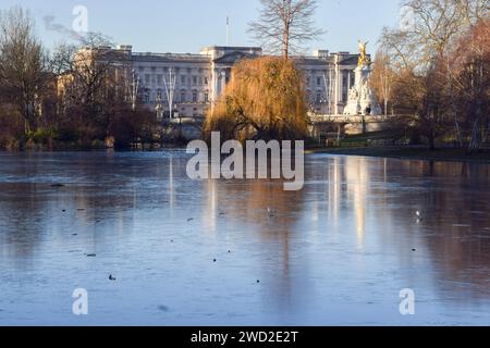 Londres, Angleterre, Royaume-Uni. 18 janvier 2024. Lac gelé à St James's Park tôt ce matin, avec vue sur Buckingham Palace, alors que les températures glaciales continuent autour du Royaume-Uni. (Image de crédit : © Vuk Valcic/ZUMA Press Wire) USAGE ÉDITORIAL SEULEMENT! Non destiné à UN USAGE commercial ! Banque D'Images