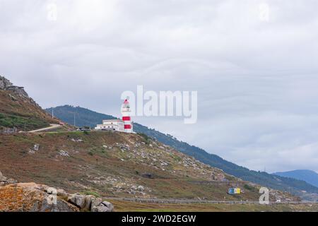 Le phare de Cabo Silleiro protège les bateaux du brise-lames de Bayonne avec ses bandes rouges au sommet de la montagne Banque D'Images