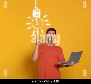 Génération d'idées. Homme avec ordinateur portable sur fond orange. Illustration d'une ampoule incandescente au-dessus de lui Banque D'Images