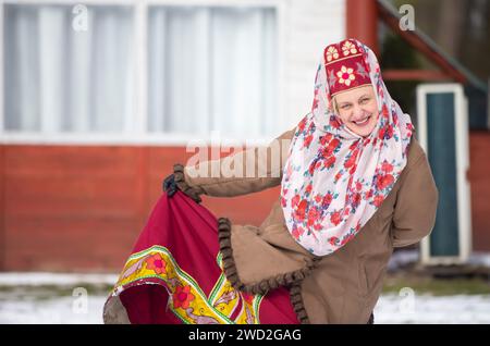 Femme âgée russe dans les vêtements traditionnels et coiffe poses kokoshnik. Banque D'Images