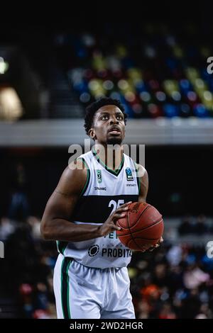 Joventut Badalona bat les London Lions dans un match de l'Eurocup serré à l'arène de la boîte de cuivre, Londres le 17 janvier 2024. Tyler Calvin cuisinier de Badalona, lancer gratuit. copyright caroljmoir Banque D'Images