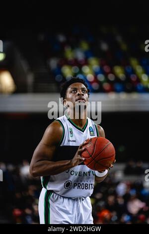 Joventut Badalona bat les London Lions dans un match de l'Eurocup serré à l'arène de la boîte de cuivre, Londres le 17 janvier 2024. Tyler Calvin cuisinier de Badalona, lancer gratuit. copyright caroljmoir Banque D'Images